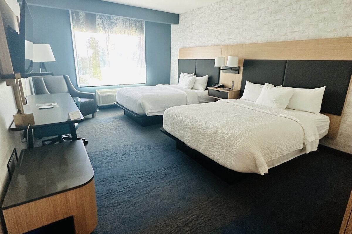 1 bedroom, desk, laptop workspace, blackout drapes