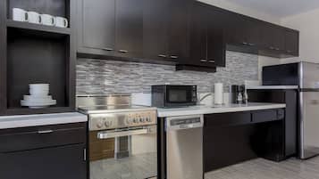 Suite, 1 habitación | Cocina privada | Frigorífico grande, microondas, horno y placa de cocina