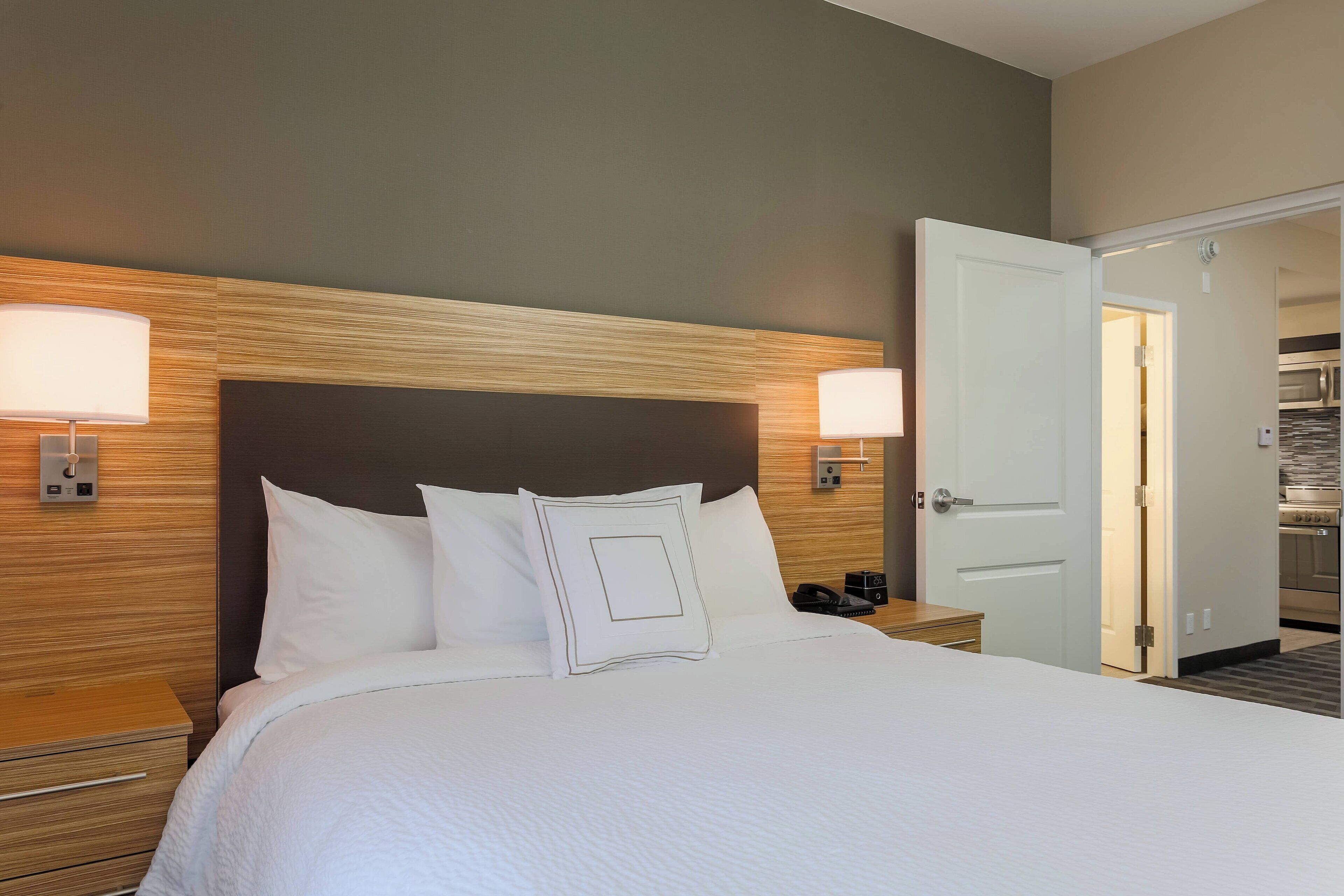 suite, 1 bedroom | premium bedding, desk, iron/ironing board, cots/infant beds