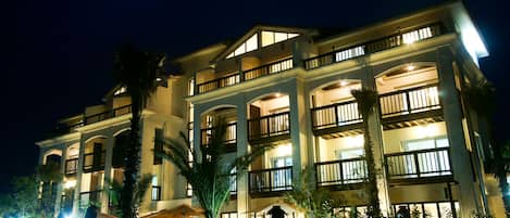 Fassade der Unterkunft – Abend/Nacht