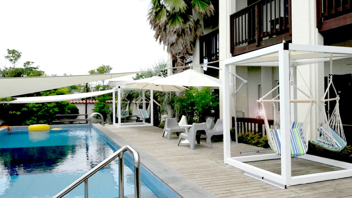 Una piscina al aire libre de temporada