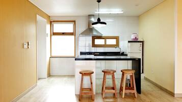 Studio, Jetted Tub | Private kitchenette | Fridge, stovetop, rice cooker, cookware/dishes/utensils