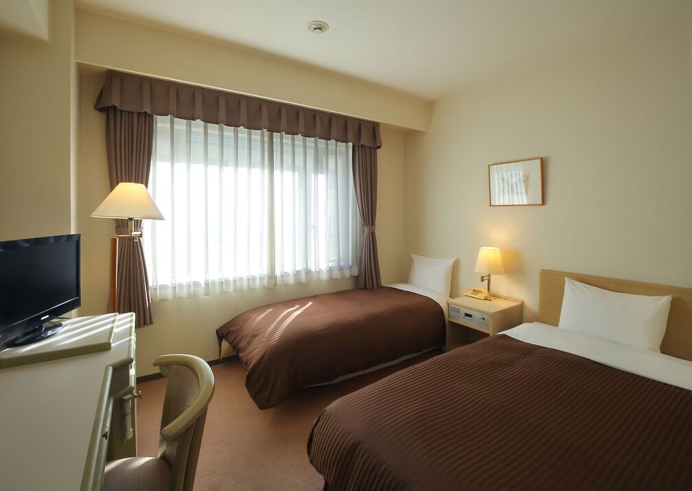 Premium bedding, desk, blackout curtains, free WiFi