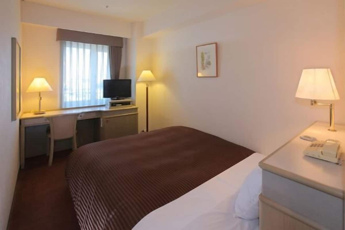 Premium bedding, desk, blackout curtains, free WiFi