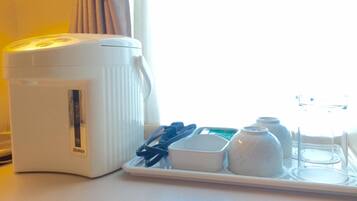 Een mini-koelkast, een waterkoker