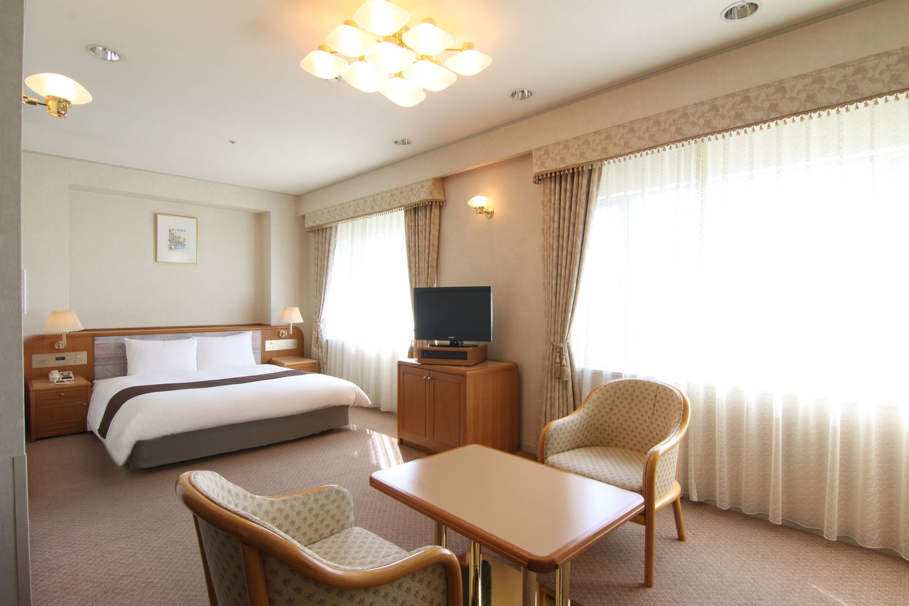 高档床上用品、办公桌、遮光窗帘、免费 WiFi