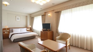A hotel room with a bed, bedside tables, a TV, a desk, and two chairs. - Hotel Green Tower Makuhari (Chiba)