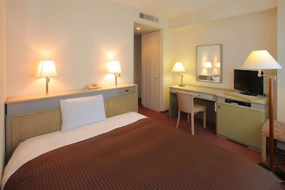 Premium bedding, desk, blackout curtains, free WiFi