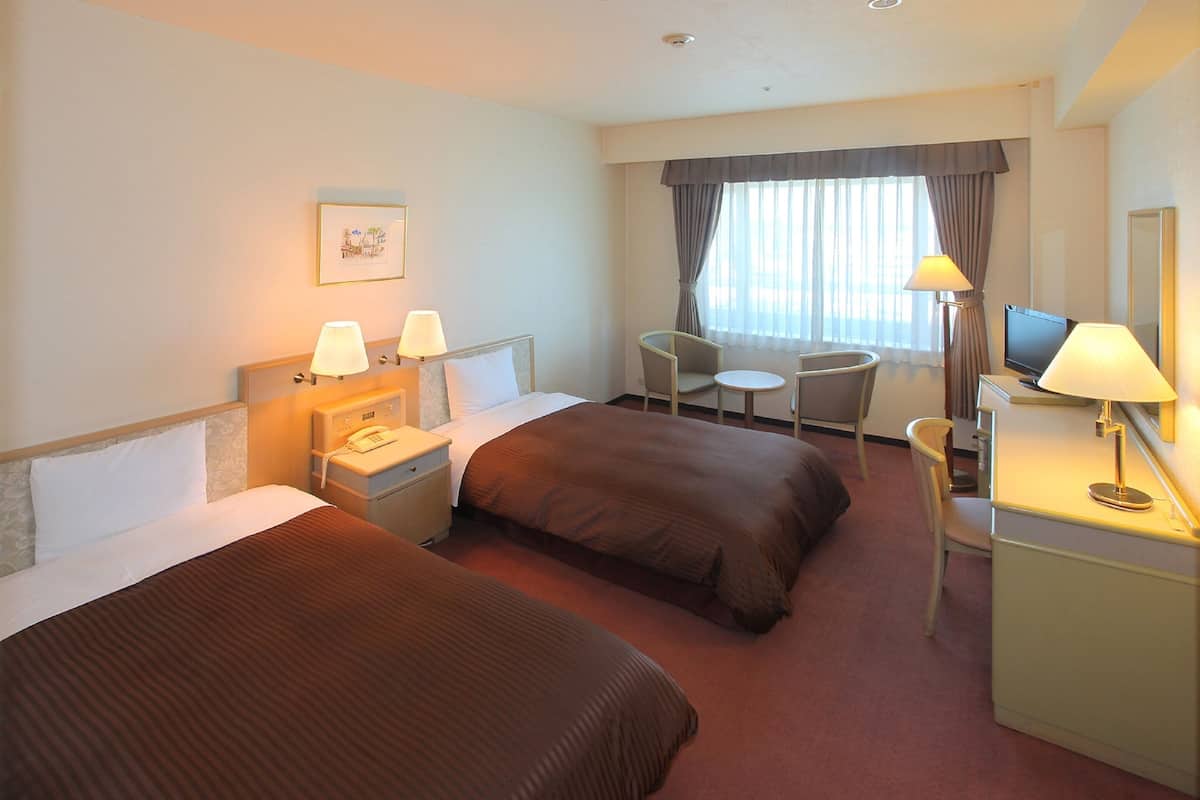 Premium bedding, desk, blackout curtains, free WiFi