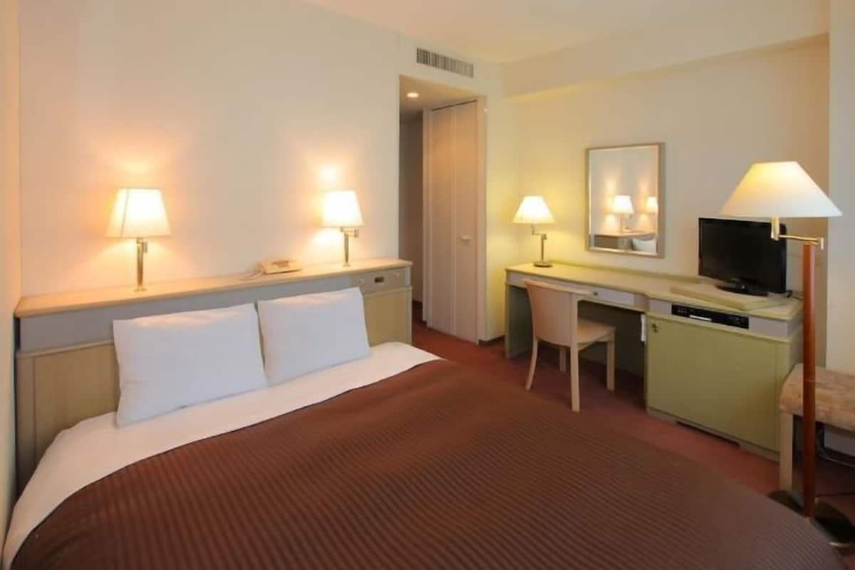Premium bedding, desk, blackout curtains, free WiFi