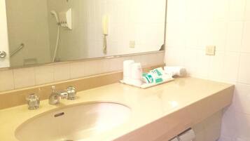 Ensemble douche/baignoire, articles de toilette gratuits, sèche-cheveux