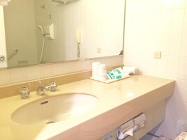Combined shower/tub, free toiletries, hair dryer, slippers