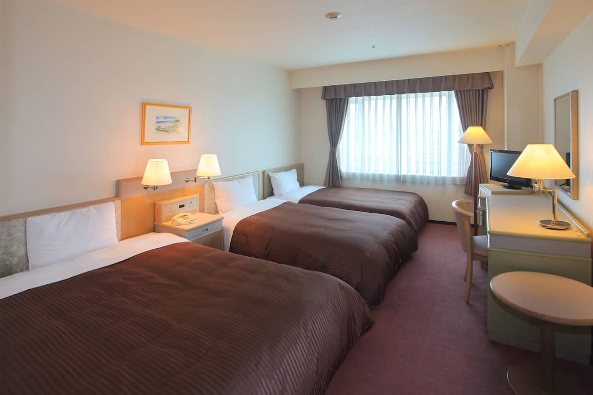 Premium bedding, desk, blackout curtains, free WiFi