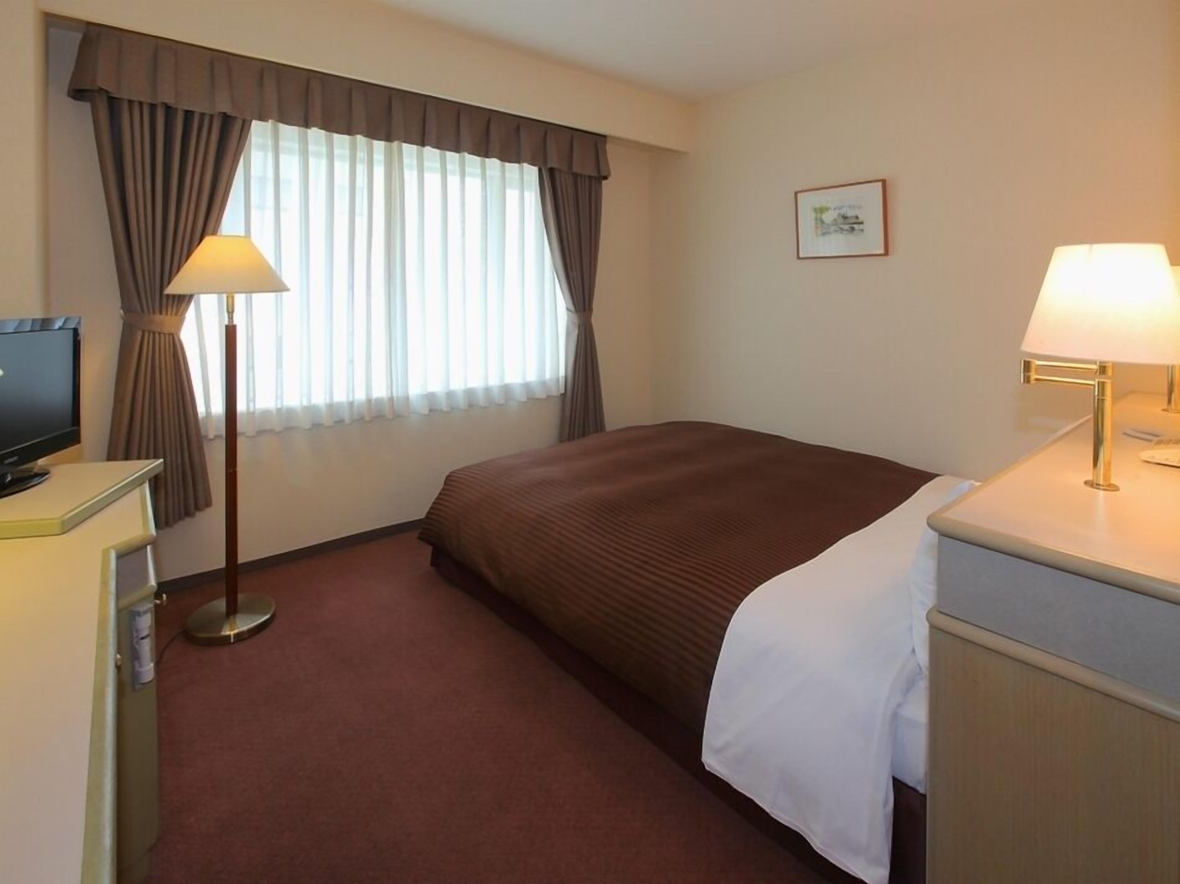 Premium bedding, desk, blackout curtains, free WiFi