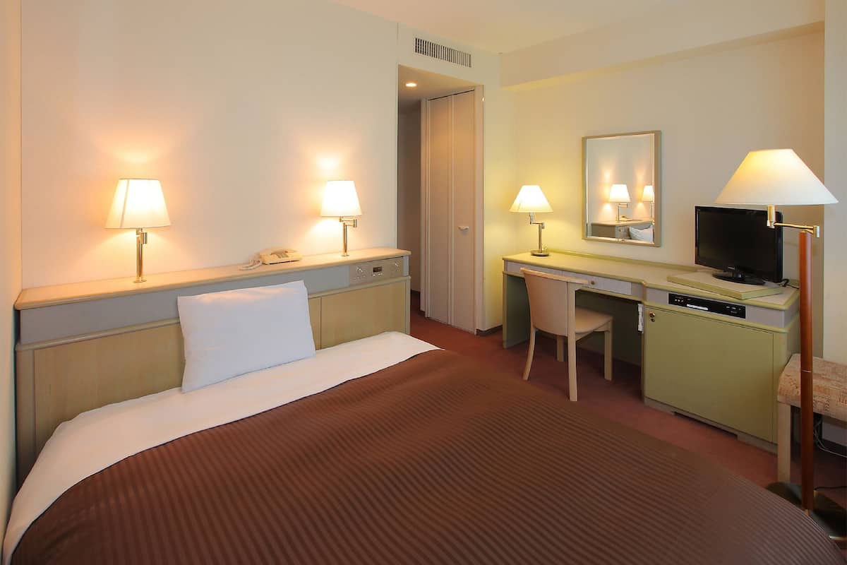 Premium bedding, desk, blackout curtains, free WiFi