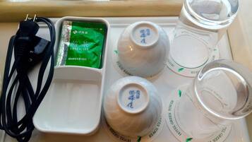 Een mini-koelkast, een waterkoker