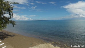 Una playa con aguas cristalinas, una orilla arenosa y un horizonte lejano.