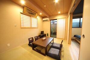 Chambre (Japanese and Western Style for 6) | Aire de séjour | Téléviseur ACL de 32 po avec télévision par satellite, téléviseur