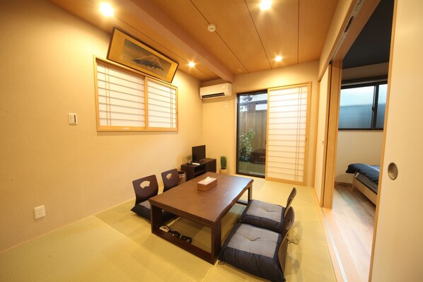 Japanese and Western Style Room for 6 People | Living area - Luana Sanju Sangendo (Kyoto)