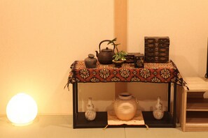 Quarto (Japanese and Western Style for 4) | Individualmente mobiliados, escrivaninha, cortinas blackout