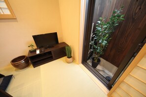 Japanese and Western Style Room for 6 People | Living area - Luana Sanju Sangendo (Kyoto)