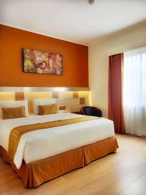 Desk, blackout drapes, free WiFi - Ruby Hotel Syariah (Bandung)