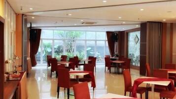 Melayani sarapan, makan siang, dan makan malam