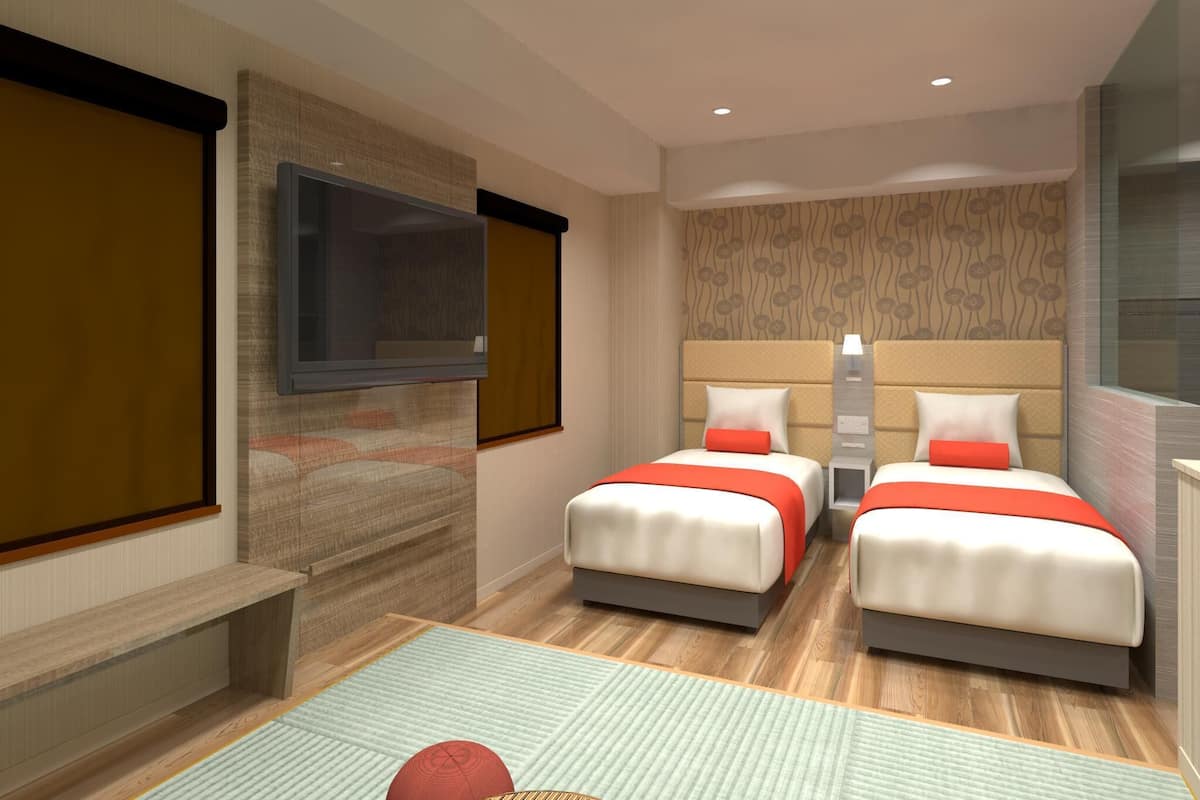 Habitación de hotel con dos camas, un banco, un televisor y una pared con diseño.