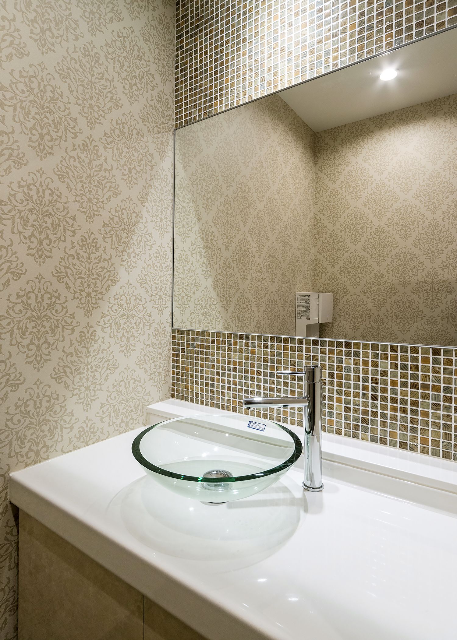 combined shower/bathtub, free toiletries, hair dryer, slippers