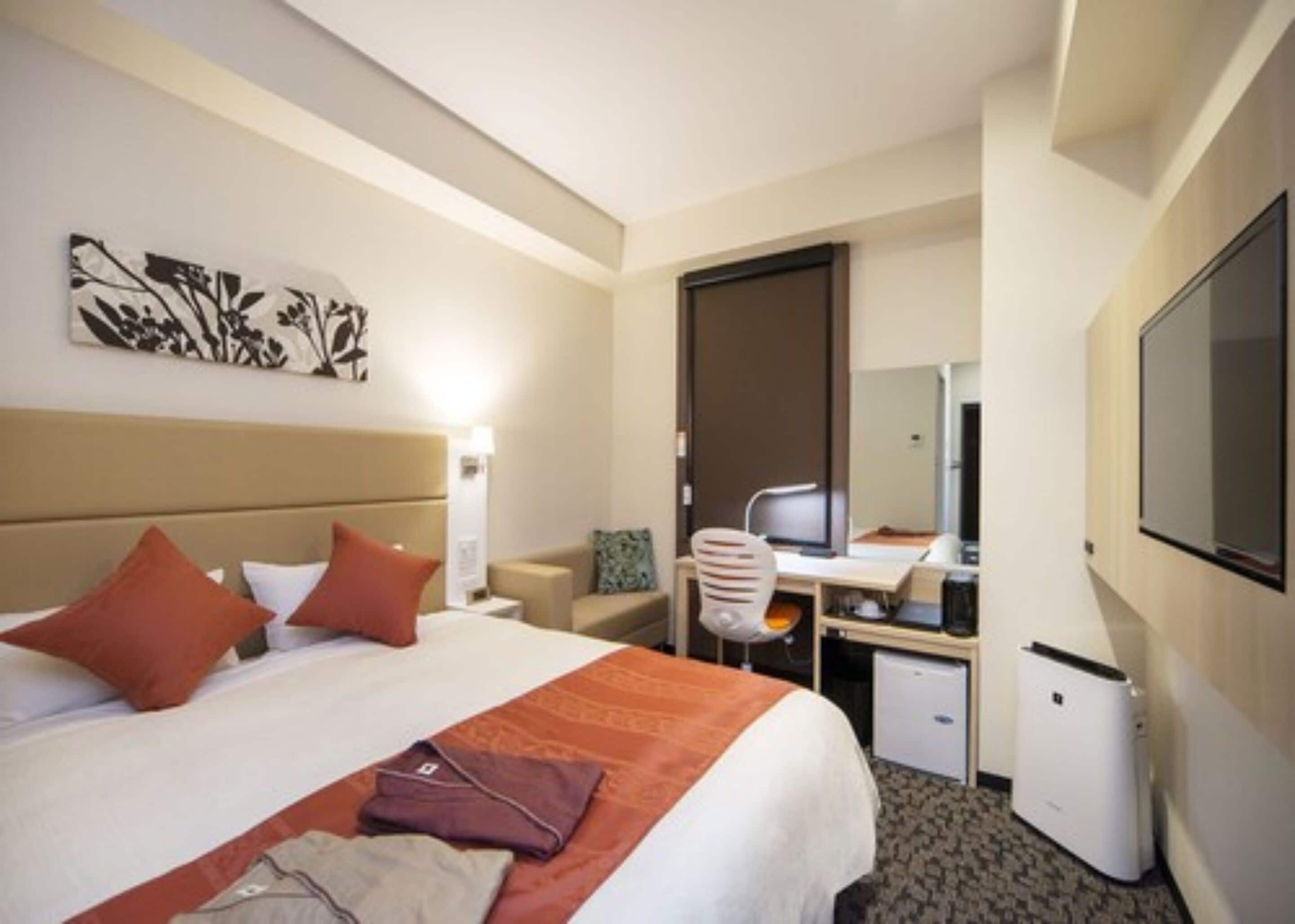 1 bedroom, desk, soundproofing, iron/ironing board