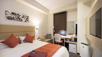 Desk, soundproofing, iron/ironing board, free WiFi