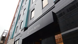 A hotel with a modern facade, multiple windows, and a sign reading "QUEEN'S HOTEL". - Queen's Hotel Chitose (Chitose)