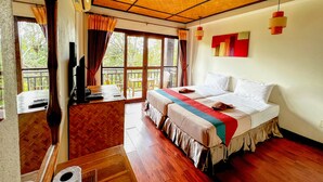 Una habitación con una cama grande, un escritorio con computadora y una ventana con cortinas.
