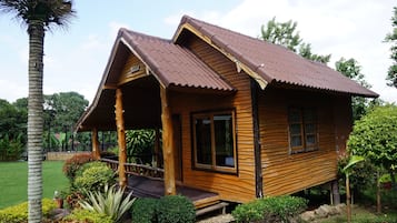 1 Bedroom Villa, Garden View | Bàn, màn/rèm cản sáng, giường gấp/giường phụ (phụ phí)