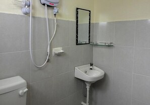 Chambre Confort, 1 grand lit, non-fumeurs, salle de bains privée | Salle de bain | Douche, sèche-cheveux, chaussons, bidet