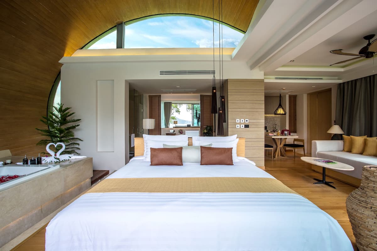Minibar, in-room safe, laptop workspace, blackout curtains