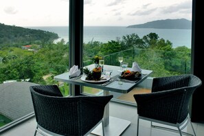 2 restauranter, frokost, lunsj og middag serveres, internasjonale retter