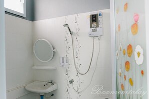 Deluxe Double Room | Bathroom | Shower, free toiletries, hair dryer, towels - Baan Rom Talay (Rayong)