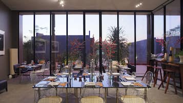 Aperto a colazione, pranzo e cena, cucina locale e internazionale