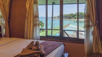 Superior Queen Room | Caja de seguridad en la habitación, escritorio y cortinas blackout