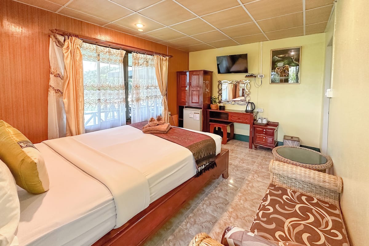 Superior Queen Room | 1 bedroom, in-room safe, desk, blackout drapes