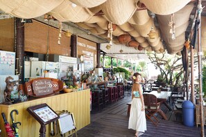 供應早餐、午餐及晚餐