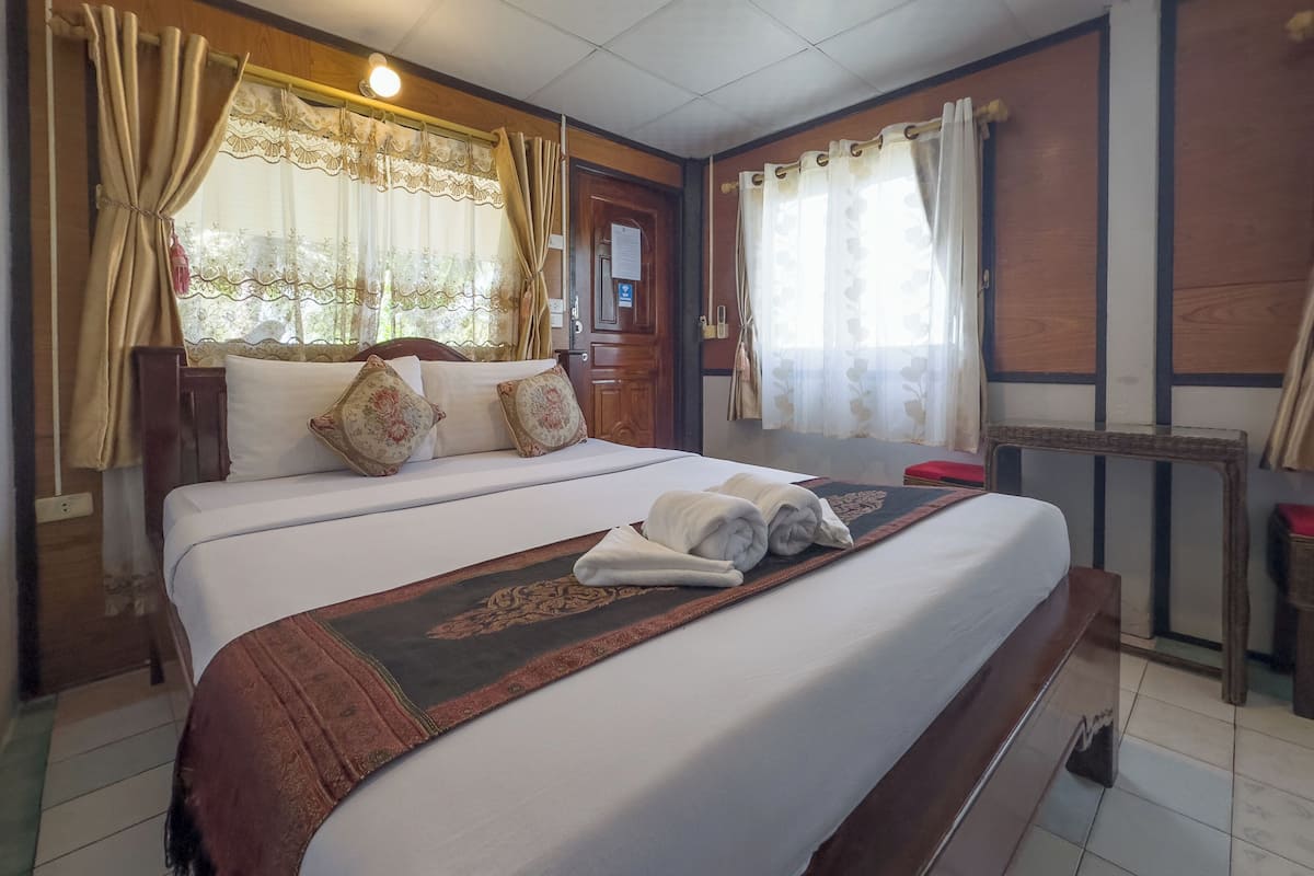 Standard Double Room | 1 bedroom, in-room safe, desk, blackout drapes