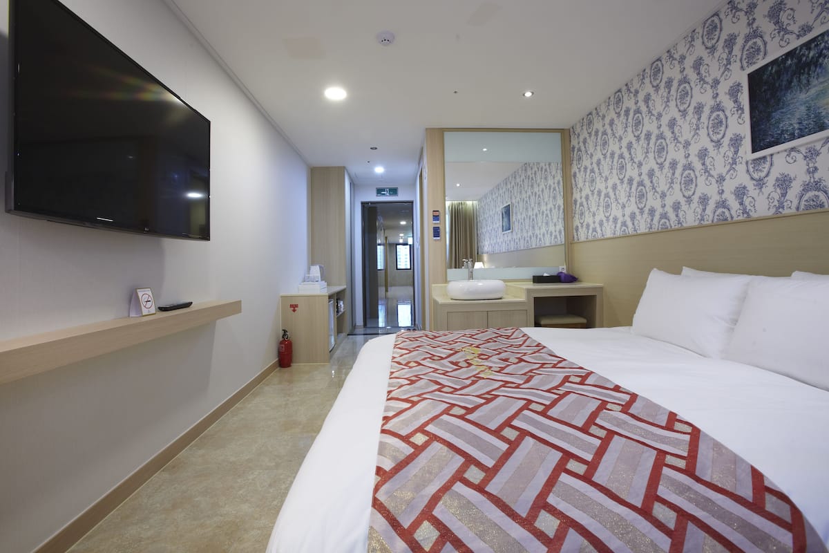 Seprai premium, selimut bulu angsa, minibar gratis, dan brankas