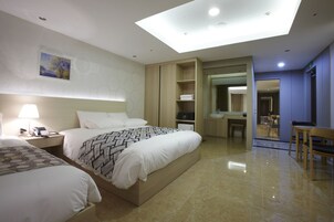 Phòng Suite Royal | Bộ đồ giường cao cấp, chăn bông, minibar với thức uống miễn phí 