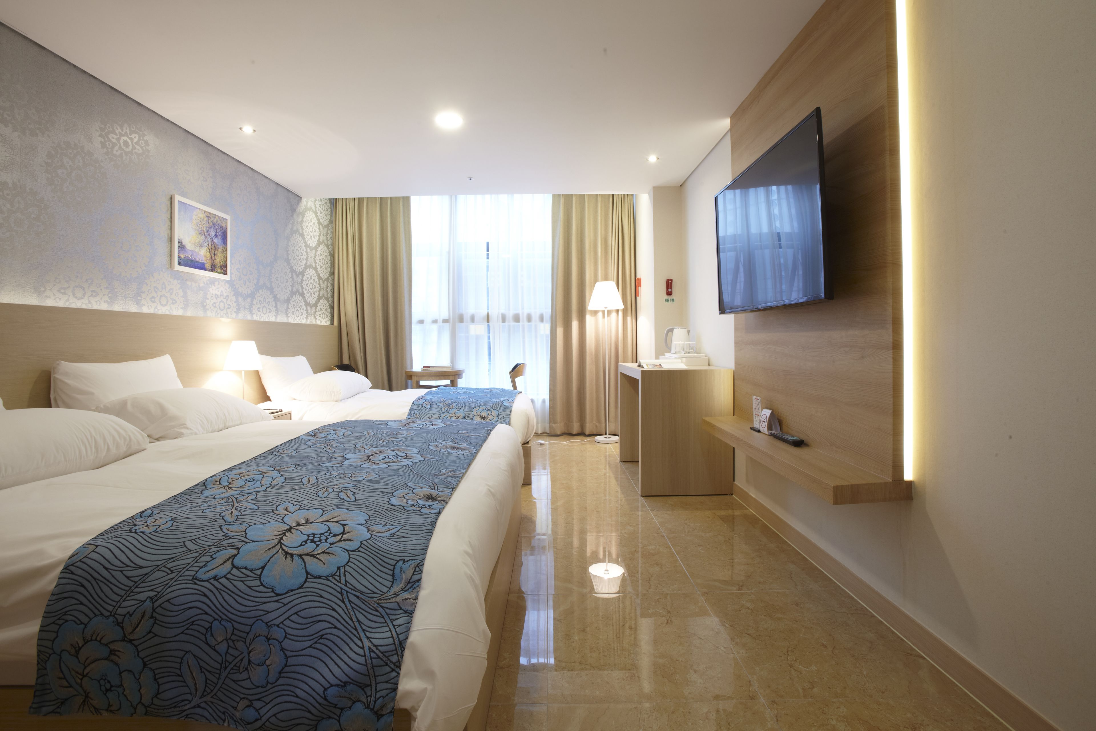 premium bedding, down duvets, free minibar, in-room safe