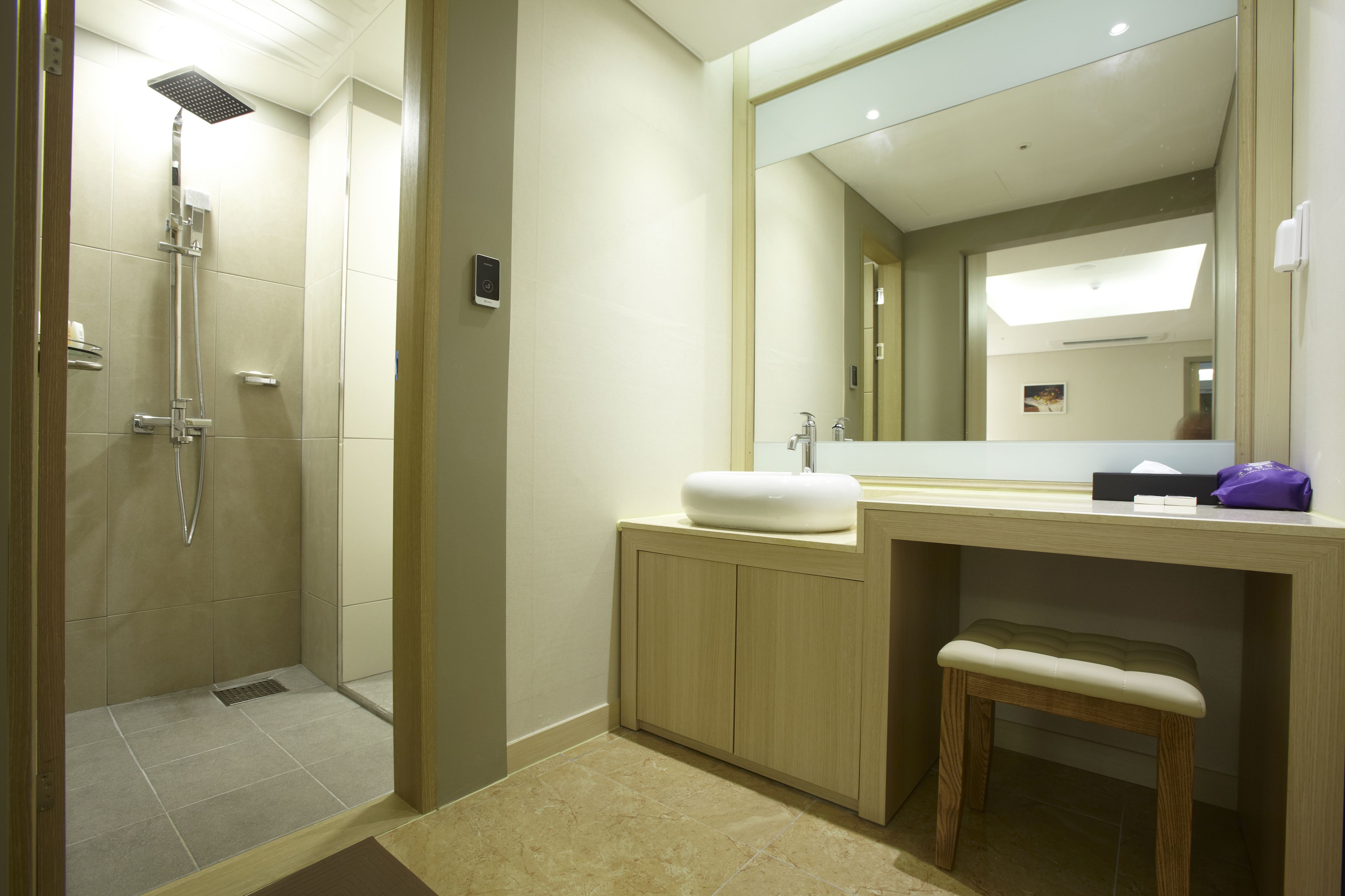 royal suite | premium bedding, down duvets, free minibar, in-room safe