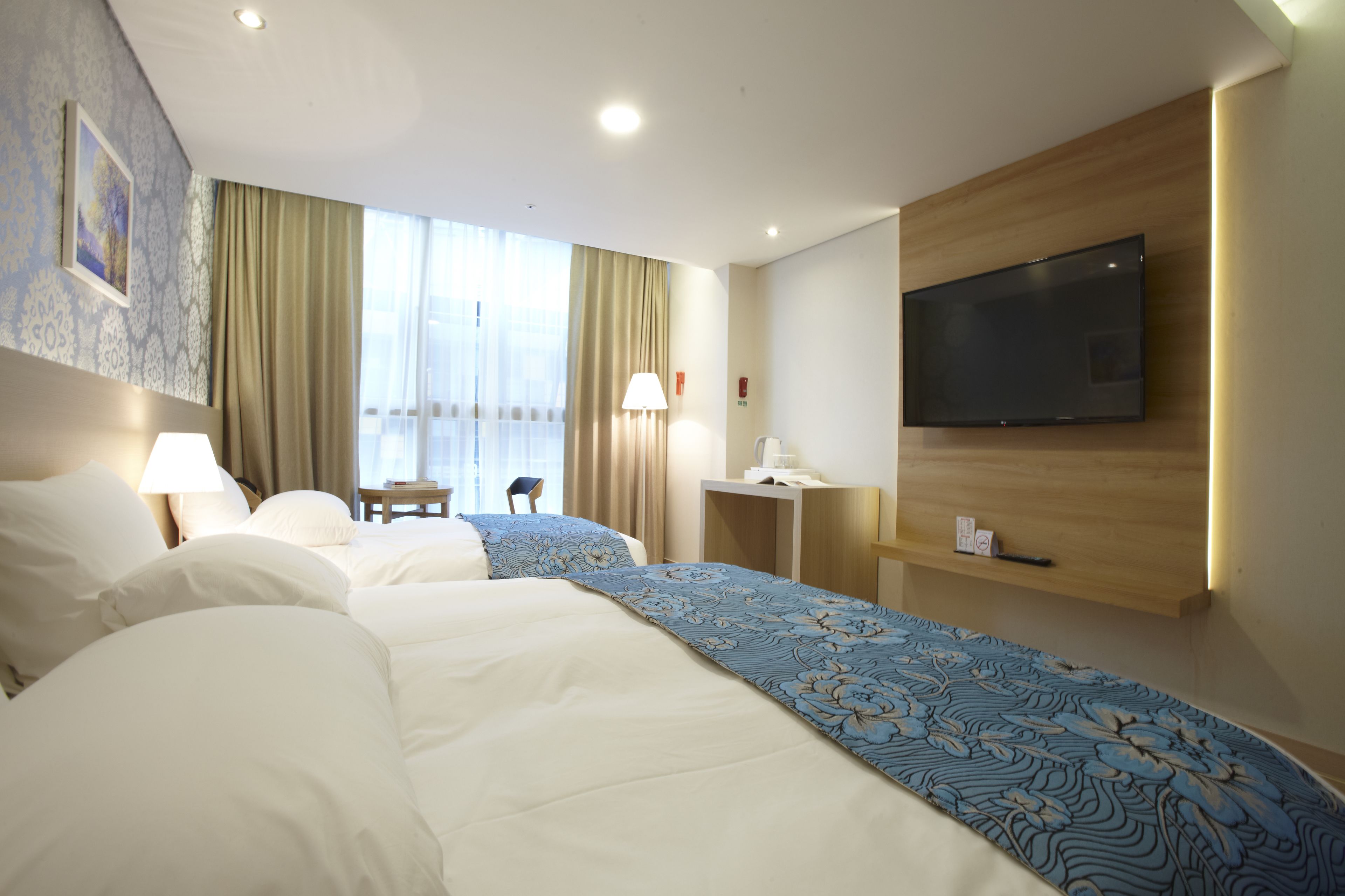 premium bedding, down duvets, free minibar, in-room safe