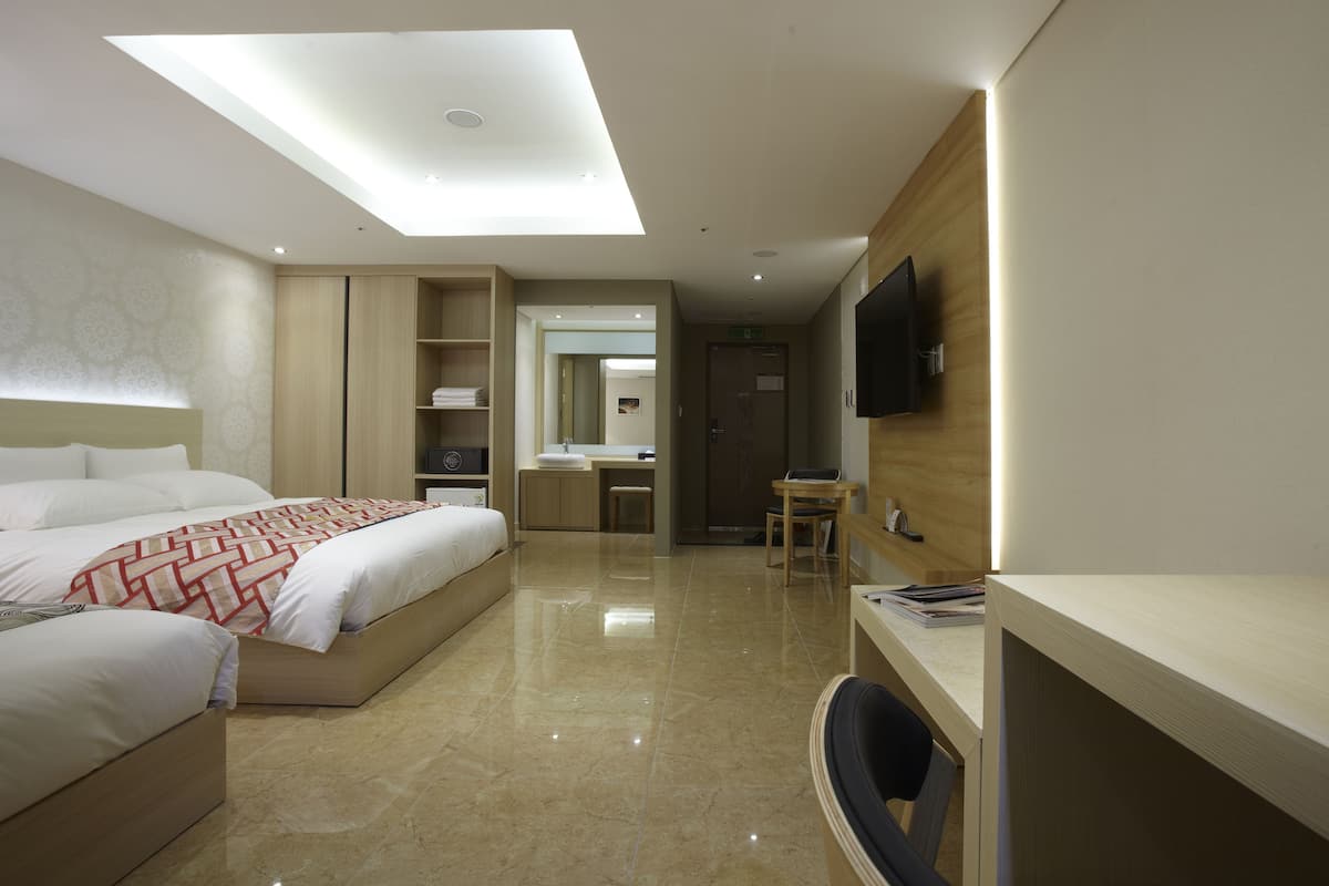 Suite Royal | Seprai premium, selimut bulu angsa, minibar gratis, dan brankas