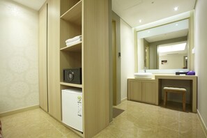Royal Suite | Premium bedding, down comforters, free minibar, in-room safe - Hotel Sopra (Incheon)